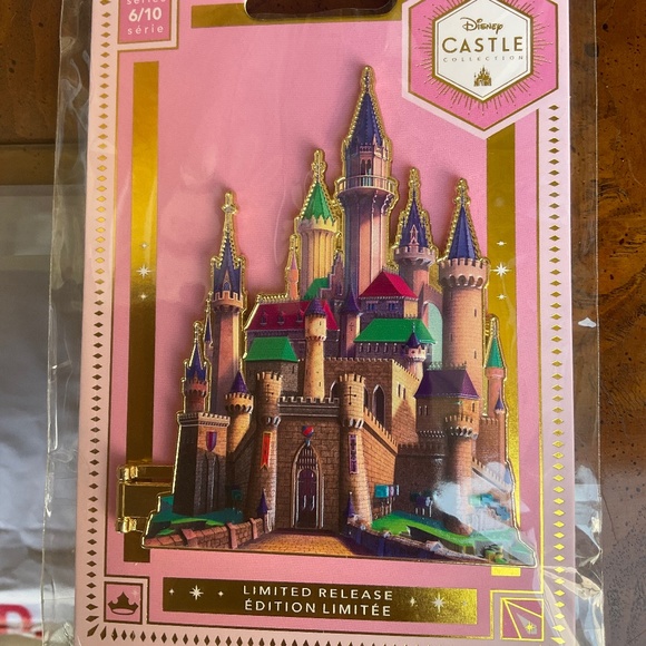 Disney sleeping beauty castle pin - Picture 1 of 2